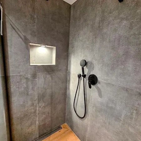 Design-wohnung Im Zentrum Mit Balkon Und Parkplatz Διαμέρισμα
