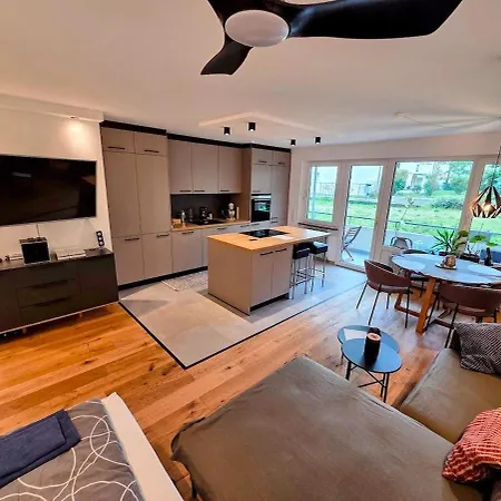 Διαμέρισμα Design-wohnung Im Zentrum Mit Balkon Und Parkplatz